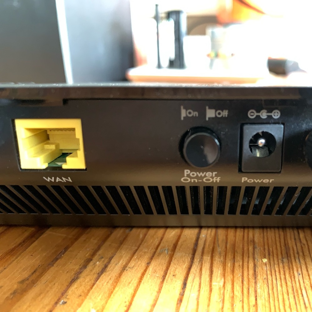 Netgear // R6700 Nighthawk AC1750 Smart Wifi Router - Picture 6 of 8